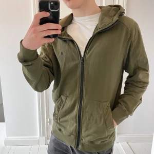 Dondup cardigan / jacka L - Dondup cardigan / jacka L, inga större defekter förutom att den är använd! Väldigt skön cardigan men kan bli lite kallt om det är minus grader så behöver nog en hoodie under typ. Modellen är 180 cm 75 kg och bär L. Ganska rare så ta chansen! 