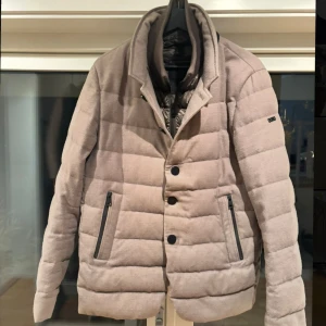 Beige dunjacka från Duno - Tjena, säljer nu denna otroligt snygga kavaj dunjacka från italienska märket DUNO. Jackan är i storlek 50 (M-L) och i mycket fint skick. Kostar ca 8000kr nypris. Hör av er vid funderingar:)