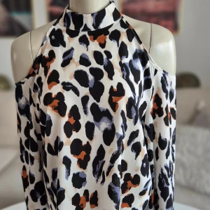 Läcker flerfärgad blus * stl L * bara axlar - Väldigt annorlunda och fräck blus. * Mycket bra skick. Inga skador  * Långa ärmar och öppna axlar. (cut out) * Stl L. * Bröst: ca 55 cm mätt armhåla till armhåla * Nacke till ryggslut inkl krage: ca 58 cm  Djur och rökfritt hem. Se bilder och förstora då de ingår i beskrivningen. Se gärna mina övriga annonser. 