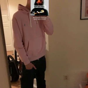 Rosa hoodie från Ralph Lauren - säljer denna finns en röd vinfläck på den som man kan ta bort om man har möjligheten för en djup ren tvättning. riktigt fet tröja dock min favorit.