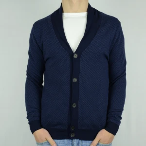 Altea cardigan  - ALTEA MILANO STICKAD CARDIGAN  Storlek : M  Passform : M  Användning : Tröjan är i ett väldigt fint skick utan defekter  Nypris : Cirka 4000SEK  Modellen på bilen är 182CM och väger 76KG