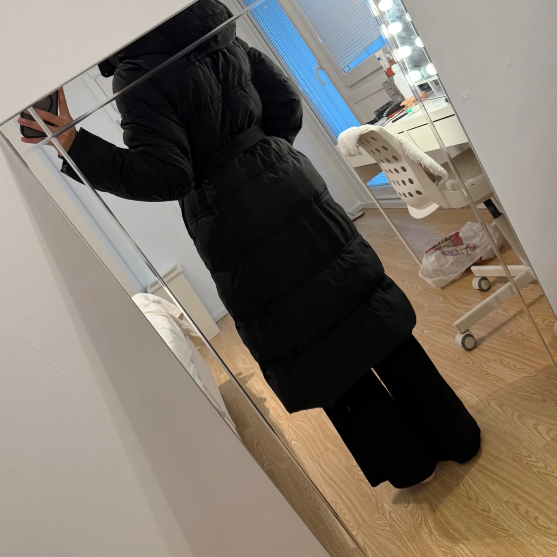 Svart lång pufferjacka med bälte - 1