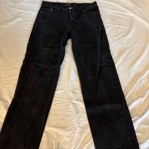 Axel Arigato Jeans - Knappt använda Axel Arigato jeans med en schysst passform!