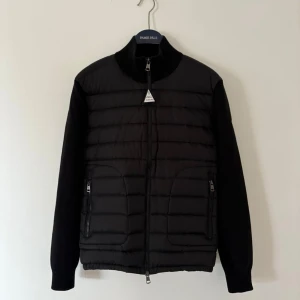 Moncler Cardigan  - Svart stickad Moncler Cardigan med quiltad front i storlek M. Den är väld sparsamt använd och är i mycket bra skick. Vid fler frågor eller intresse så bara skriv!😀