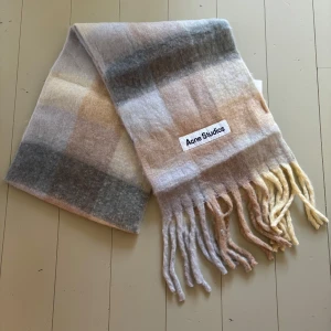 Acne Studios halsduk - Extremt fint skick! Hör av dig frågor! Fraktar fort! 