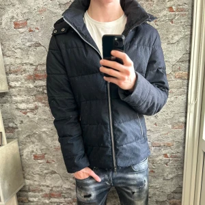 Boggi Milano jacka - Bra skick, lite nopprig och skrynklig men annars bra. Storlek M passar dig som är mellan 180-195cm ungefär. Nypris ca 5000kr. Modellen är 185 cm, 79 kg. Passar bra nu till vintern. Skriv för mer information!🤝