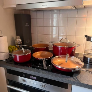 Kastrull- och stekpanneset + Tefal stekpanna - Snyggt rött (helt nytt och oanvänt) köks set med kastruller och stekpannor, inklusive lock. Plus en Tefal stekpanna med non-stick och värmeindikator.  Jag säljer detta set pga att jag har en induktionshäll spis, och dessa redskap fungerar enbart för spisar som inte är magnetiska.