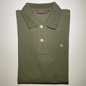 Morris piké - Säljer denna snygga Morris pikén! Tröjan är i nyskick och har inga defekter. Passar perfekt under din sweatshirt för lite extra elegans. Om du har några frågor eller funderingar tveka inte att höra av dig! 🤩