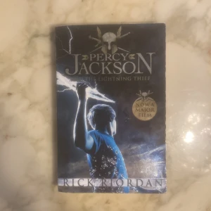 Percy Jackson and the Lightning Thief - Följ Percy Jackson, en vanlig kille som plötsligt dras in i en värld av gudar, monster och episka äventyr. Perfekt för dig som gillar spänning, humor och mytologi! Nu även som storfilm. En bok som är svår att lägga ifrån sig för unga läsare.