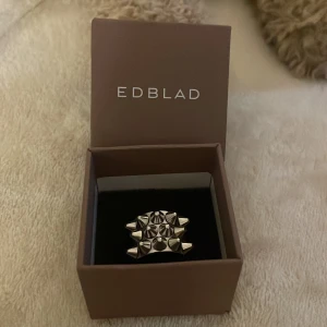 Edblad ring  - en nit ring från Edblad, st 16.00 använd några gånger men fortfarande fin pris går att diskutera 💞