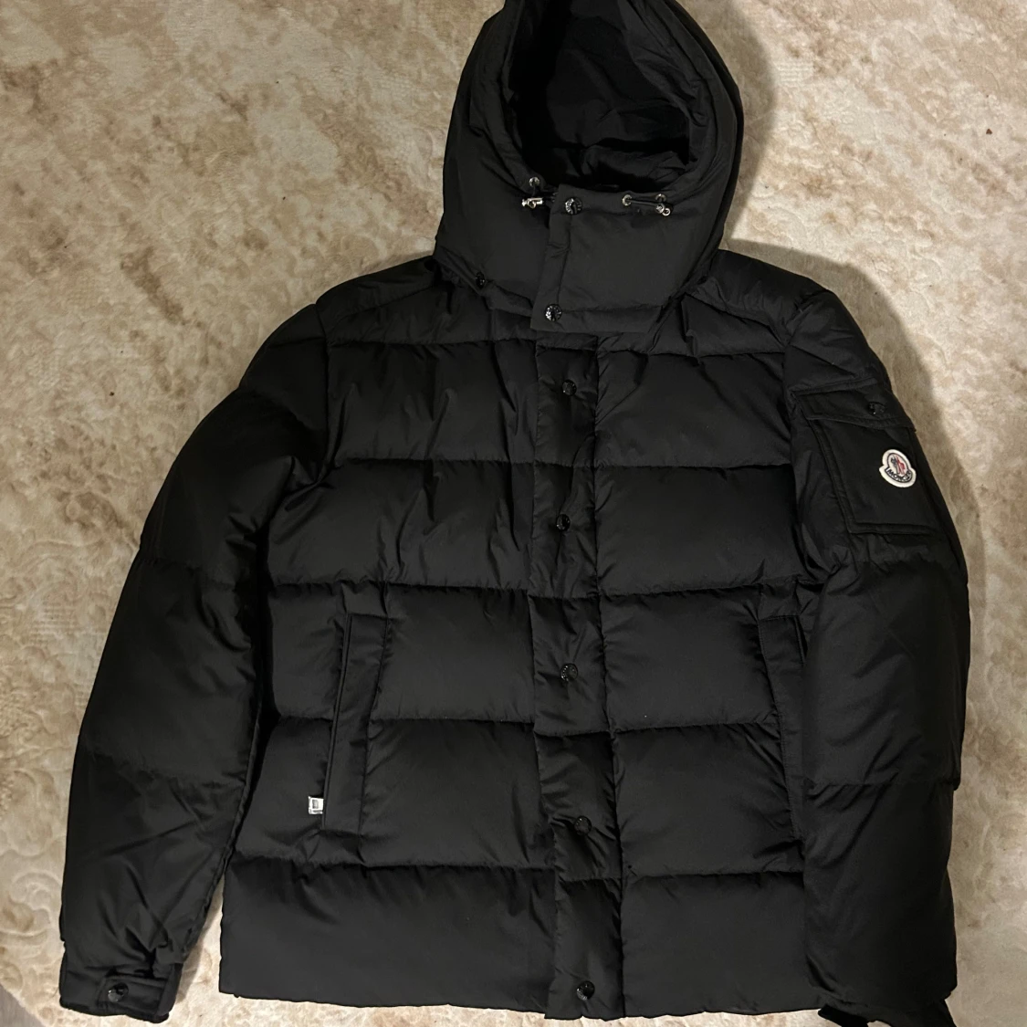 Svart dunjacka från Moncler med huva - 1