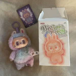 labubu luck - köpt på pop mart egen hemsida, kort, påse, kartong och qr kod finns! endast legat i lådan så inga skador eller fläckar !
