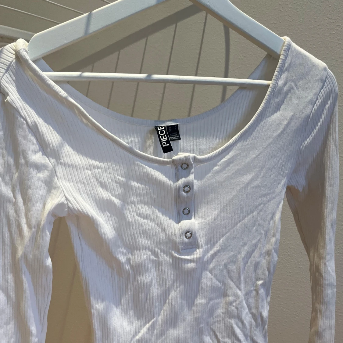 Vit ribbad långärmad topp från PIECES - 1