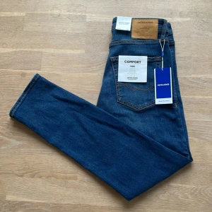 Jack and Jones jeans (Helt nya) - Helt nya Jack and Jones jeans i modellen comfort/Mike. Jeansen är i storlek 28/30. Modellen på bilden är 176 cm (62kg). Vårt pris: 299kr. Hör av er vid minsta fråga eller fundering 💭 