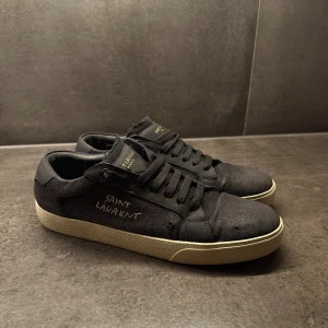  Saint Laurent skor - Säljer nu mina saint Laurent skor som är i storlek 43. Sparsamt Använda sommaren 2025. Inga defekter eller liknande. Har du flera funderingar får du gärna kontakta mig🙌 