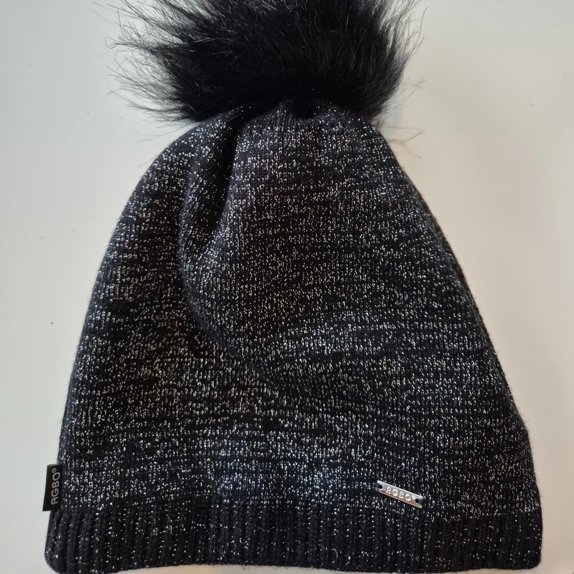 Snygg svart glittrig mössa med tofs 