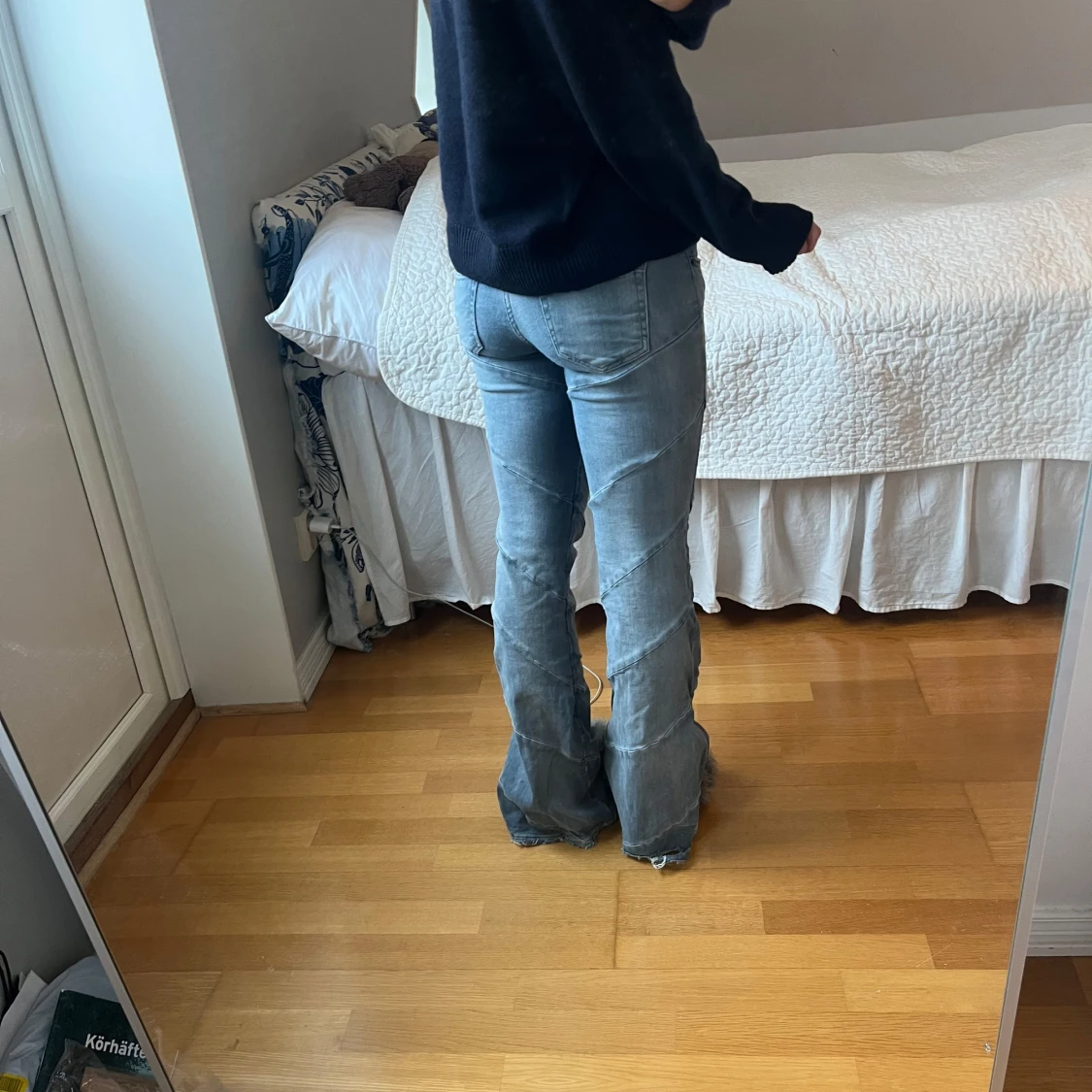 Lågmidjade ljusblå jeans med sned söm - 2