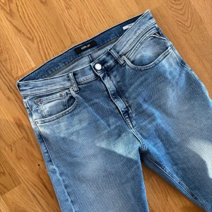 Replay jeans - Blåa replay jeans i modellen Thad. Storlek 16 vilket motsvarar ungefär 30/32. Mycket fint skick. Bra att höra av sig vid frågor eller funderingar.