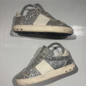 Valentino Flycrew  - Hej! Säljer nu mina skor från märket Valentino, storlek 37 bra skick, Tveka inte på att höra av dig om du har frågor eller funderingar kring skorna! 