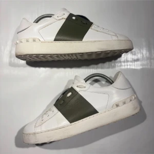 Valentino Open  - Hej! Säljer nu mina skor från märket Valentino, storlek 40.5 bra skick, allt på bilden ingår. Tveka inte på att höra av dig om du har frågor eller funderingar kring skorna! 