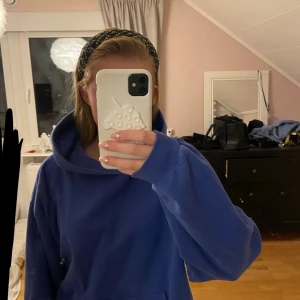 Blå hoodie från H&M med huva - Säljer en blå hoodie från H&M i storlek 158/164. Skulle säga att den passa xs-s också.Tröjan har en stor huva.❣️