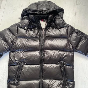 Moncler Maya jackor – storlek M & L - Säljer helt nya Moncler Maya-jackor i storlekarna M och L. Jackorna är av hög kvalitet och levereras med NFC-scan för äkthetskontroll. Perfekt vinterjacka med klassisk design, värme och lyxig känsla.  ✅ Skick: Helt ny (oanvänd) 📦 Leveranstid: Skickas normalt inom 1 dag 🎨 Färg: Svart 🧍‍♂️ Passform: Unisex  Prisvärd och exklusiv jacka – först till kvarn