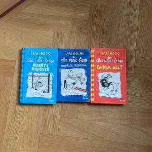 Dagbok för alla mina fans: Mannys manöver, Rodrick regerar, Satsa allt - Tre böcker i den populära serien 'Dagbok för alla mina fans' av Jeff Kinney. Med roliga illustrationer och färgstarka omslag är dessa böcker perfekta för dig som gillar humor och lättlästa berättelser om vardagsäventyr. Passar ungdomar och unga vuxna som vill ha kul läsning.