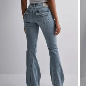 True religion jeans - Inte mina bilder, men kan skicka om ni frågar. Dem är i mid rise❤️använda ganska många gånger men ser likadana ut som de alltid gjort