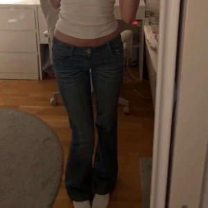 lågmidjade jeans - verkligen superfina jeans som blivit för små för mig💓 skulle gissa att de är storlek xs! från F&F jeans. båda byxben är lite slitna längst ner (se sista bilden)