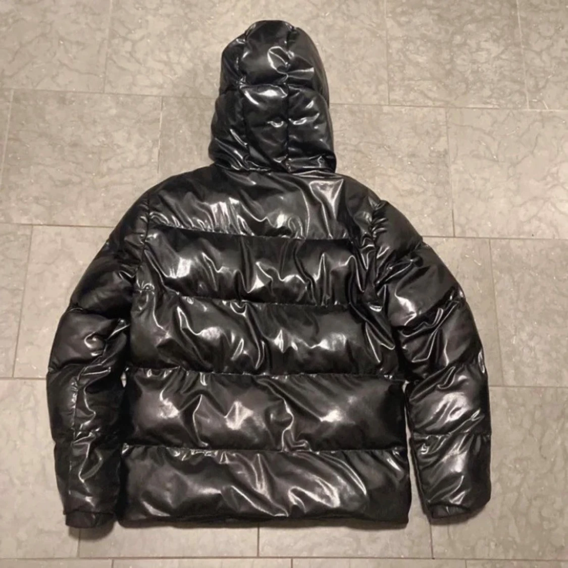 Svart glansig pufferjacka med huva - 1