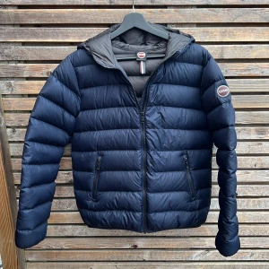 Colmar jacka navy  - Sjukt snygg colmar jacka! Perfekt för vinter!  Size 16y/172cm! Passar mellan 172-180! Skick 9/10! Jättebra skick men finns ett litet hål vid luvan! Självklart äkta! Nypris ca 4000kr! Hör av dig vid minsta fundering 🤩