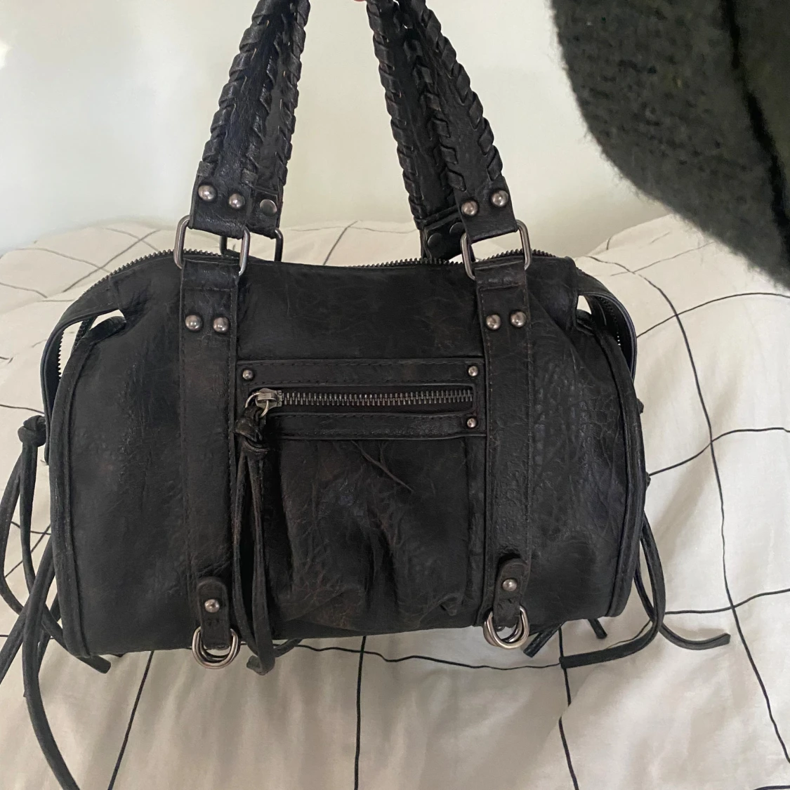 Svart axelväska med flätade handtag