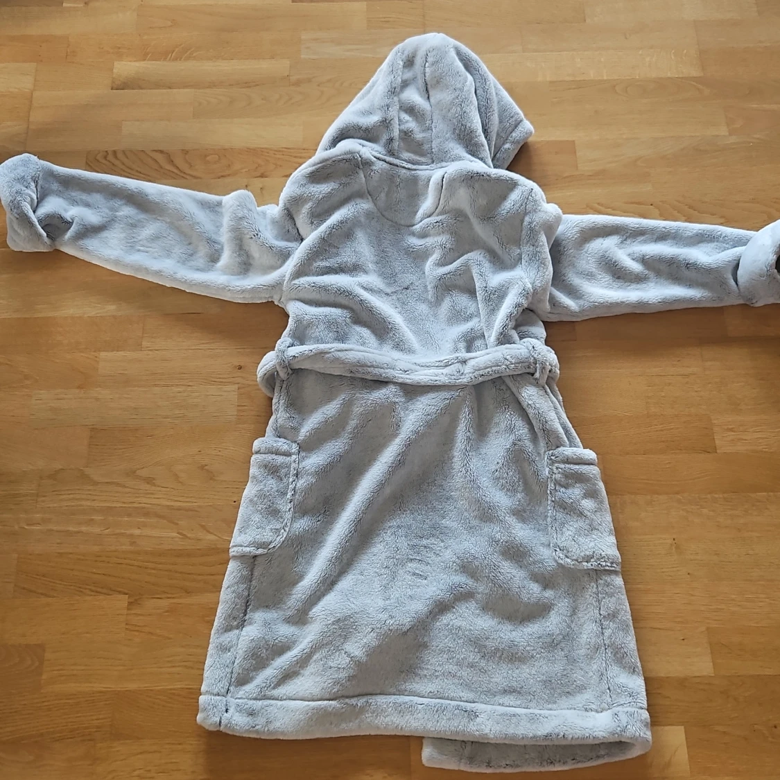 Ljusgrå gosig morgonrock med huva från Next. - 2