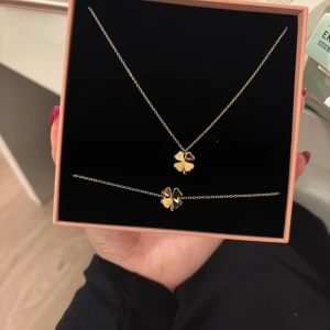 Jättefint edbladset -  Ett jättefint Edblads sätt blommorna Kallas typ för Lucky flowers för att det är typ att man får tur om man har på sig dem men dom är det bara snygga, aldrig andvända 