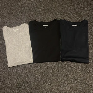 Tre T shirts från Kappahl  - En Grå, Mörkblå och en Svart T-shirt från Kappahl, få allihopa för 50kr