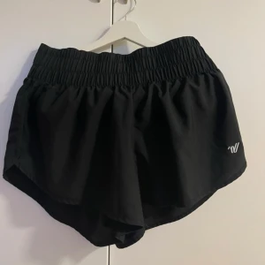 Svarta träningsshorts Varsity Spirit - Träningshorts/cheerleading shorts från Varsity spirit. Använda vid 1 säsong, fint skick! Strl M 