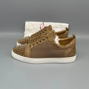 Christian Louboutin Louis Junior Spikes Mesh Sneaker Beige - • The shoes have been worn 2–3 times and are in like-new condition  • Size: 41 (fits 41.5–42)  • Color: Beige  • Retail price: 9500 SEK / 795€  • Dustbag included