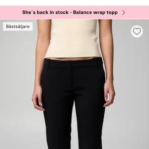 Svarta kostymbyxor med rak/utsvängd passform - Säljer dessa trendiga kostymbyxorna från bikbok då de är för små för mig! De är oanvända då jag inte hann skicka tillbaka dom! Kontakta om du vill ha fler bilder