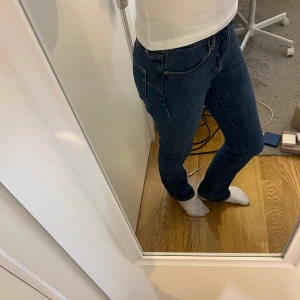 Blå bootcut mid waist jeans - Snygg detalj i sidan mellan backfickan och framsidan. Skriv gärna för mer info!