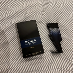 Carolina Herrera - Tja! Säljer min nästan helt nya Carolina Herrera parfym. Säljer den pga att den inte kommer till användning då jag köpt en annan parfym istället. Parfymen är sprayad fåtal gånger som ni ser. Parfymen är 100ml. Kvitto finns!. Fråga gärna! 