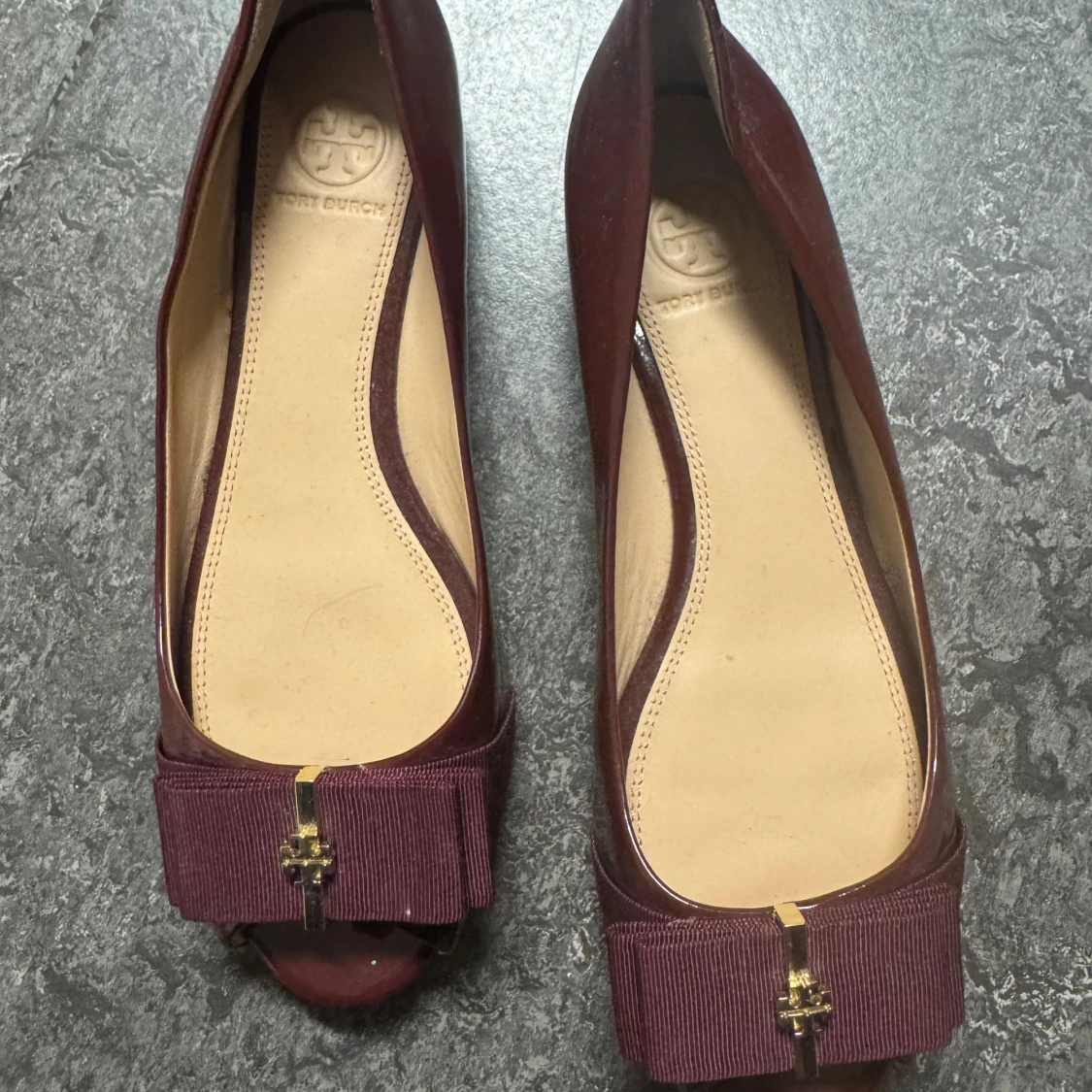 Vinröda pumps från Tory Burch - 1