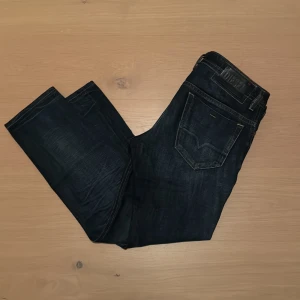 Diesel Thommer-X slim-skinny jeans - Snygga mörkblå Diesel Thommer-X jeans med slim-skinny passform. Jeansen har klassisk femficksdesign, diskreta slitningar och är tillverkade i stretchigt denim med italiensk design. Perfekta för dig som gillar en smal siluett och modern look.