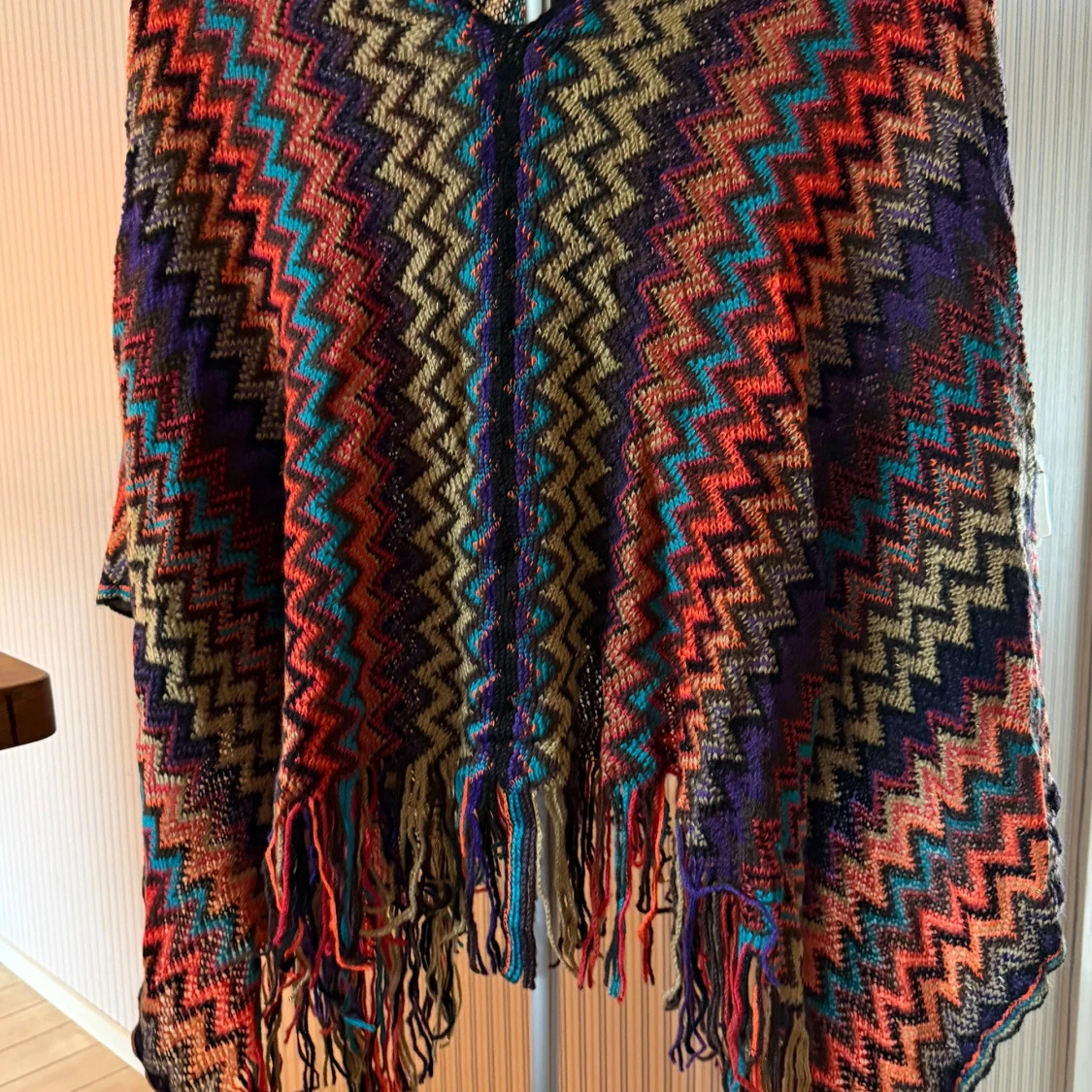 Färgglad stickad poncho med fransar - 1