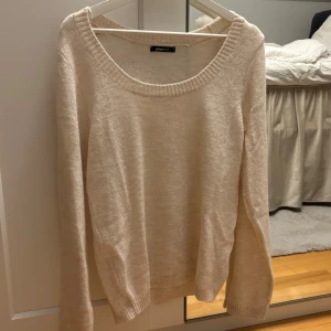 Beige stickad tröja från Gina Tricot - Boatneck tunnare stickadtröja från Gina, perfekt lite oversized fit på mig som normalt bär S/M.