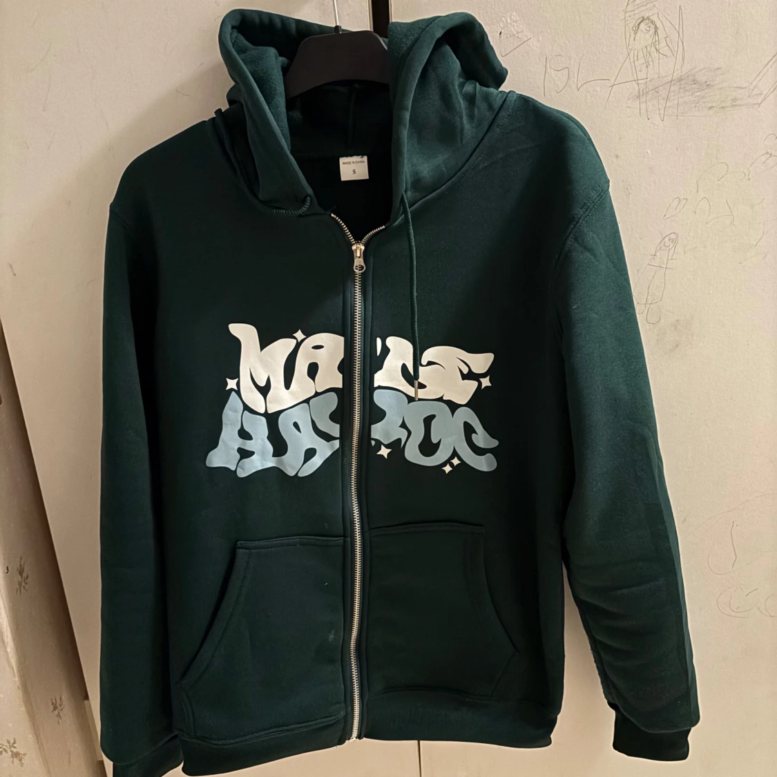 Mörkgrön hoodie med tryck och dragkedja - 2