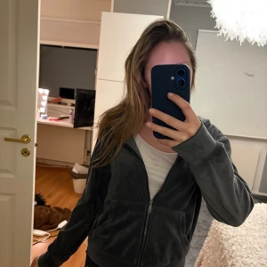 Grå tröja från ONLY - Mysig tröja att ha på kvällen! Jätteskön men ganska använd, dock i gott skick ändå! 😍 är i storlek S