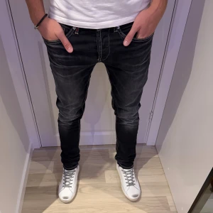 Dondup George  - Snygga dondup jeans. Modell: George✔️ Skick 9/10✔️ Mått: Längd: 101cm Midja:  40cm✔️ Trendigaste jeansen på marknaden✔️Vid minsta fundering kontakta oss✔️ 