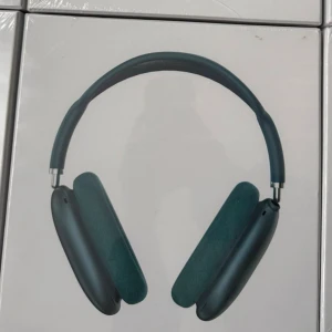 AirPods Max - Apple AirPods Max i elegant blå färg, over-ear hörlurar med aktiv brusreducering och hög ljudkvalitet. Produkten ser ut att vara i nyskick, förpackningen är obruten och utan synliga skador. Perfekt för musik, film och samtal.