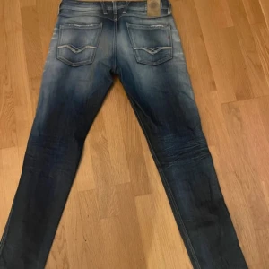 Replay Anbass  - Snygga blå jeans från Replay med en riktigt fet wash. De har även vissa små slitningar som gör de extra snygga. Perfekta för en avslappnad stil. Inga märkvärdiga skavanker. Modell anbass vilket är slim. Strlk 33, sänker priset 50kr vid snabb och smidig affär💯