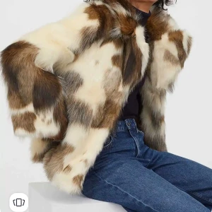 Faux fur jacka H&m 34 - Underbar, supermjuk faux fur-jacka i färgen Cream/Patterned, storlek 34. Den har tre knappar. Och två fickor. Aldrig använd – har bara hängt i garderoben och väntat på rätt tillfälle! Ger en elegant och trendig look, perfekt för både vardag och fest.